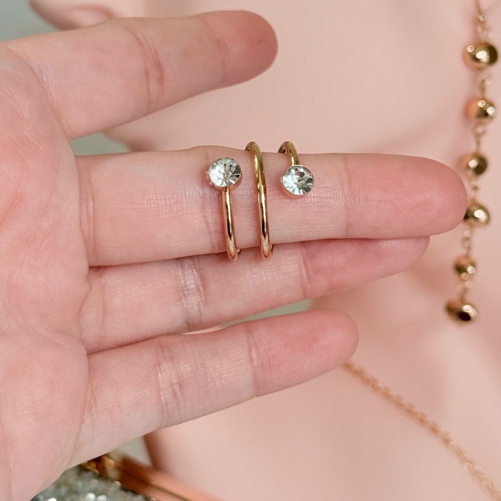 ⚜️ Elegant Gold and Crystal Ring